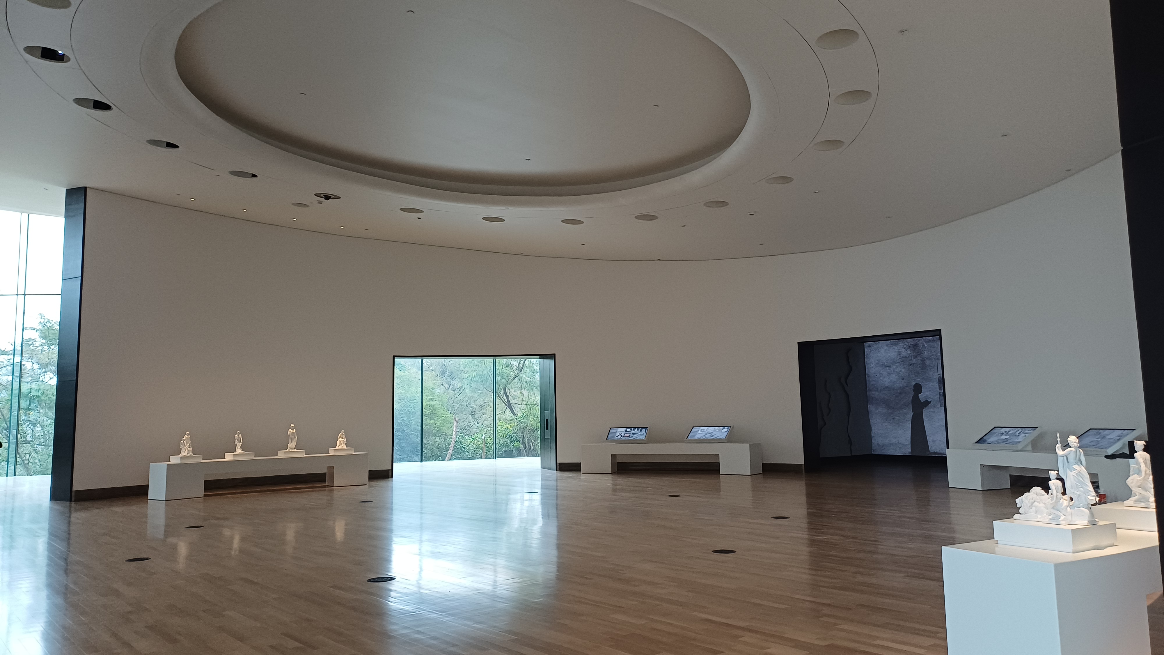The visitor center features a 15-channel sound system spread across the space, immersing visitors in the outdoor atmosphere with spatialized sounds of trees, wind, and birds. This brings added power to César Pelli’s vision of a building seamlessly integrated into its natural surroundings.