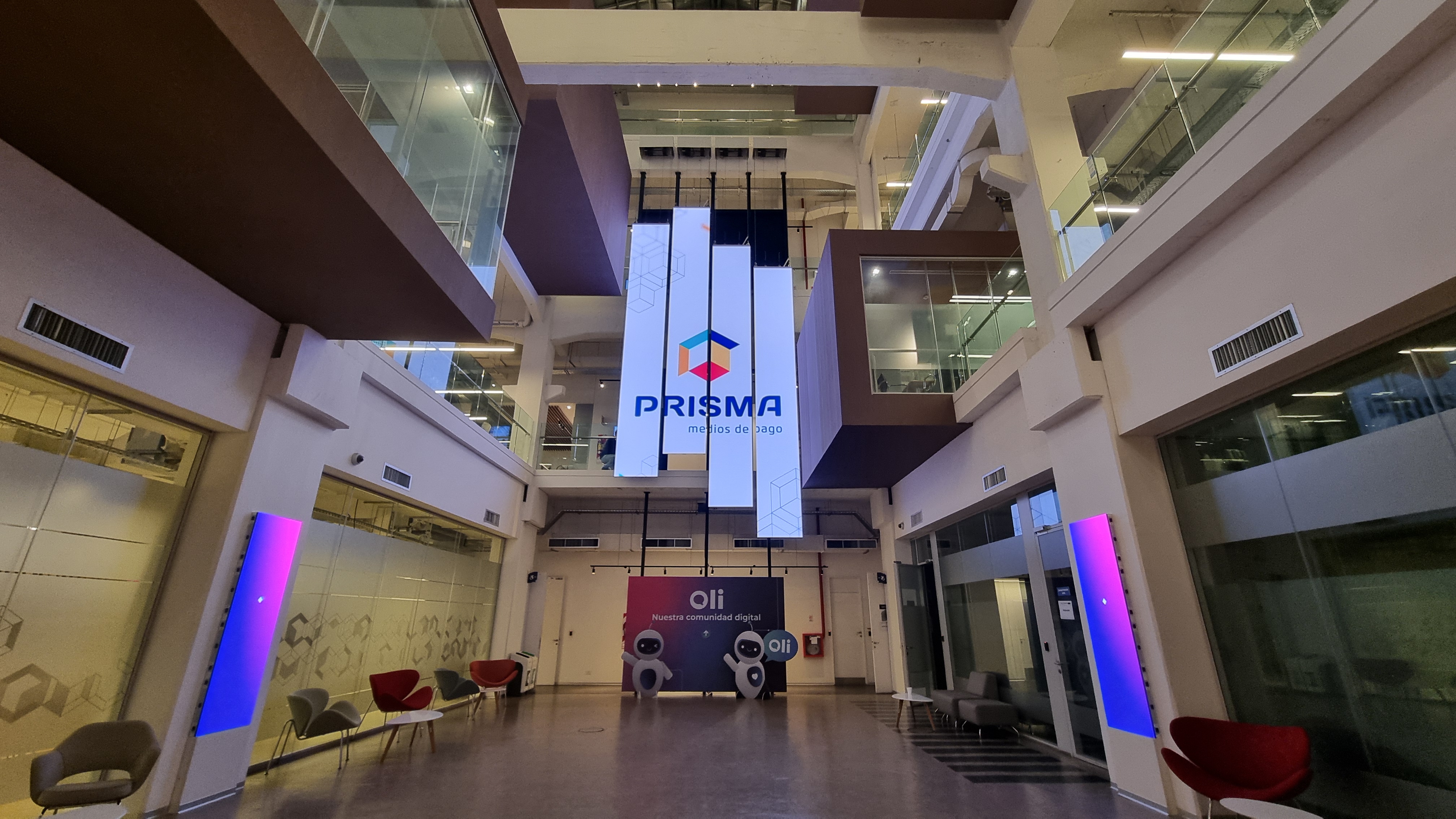 Kinetik — Prisma Medios de Pago — Motorized LED screen
